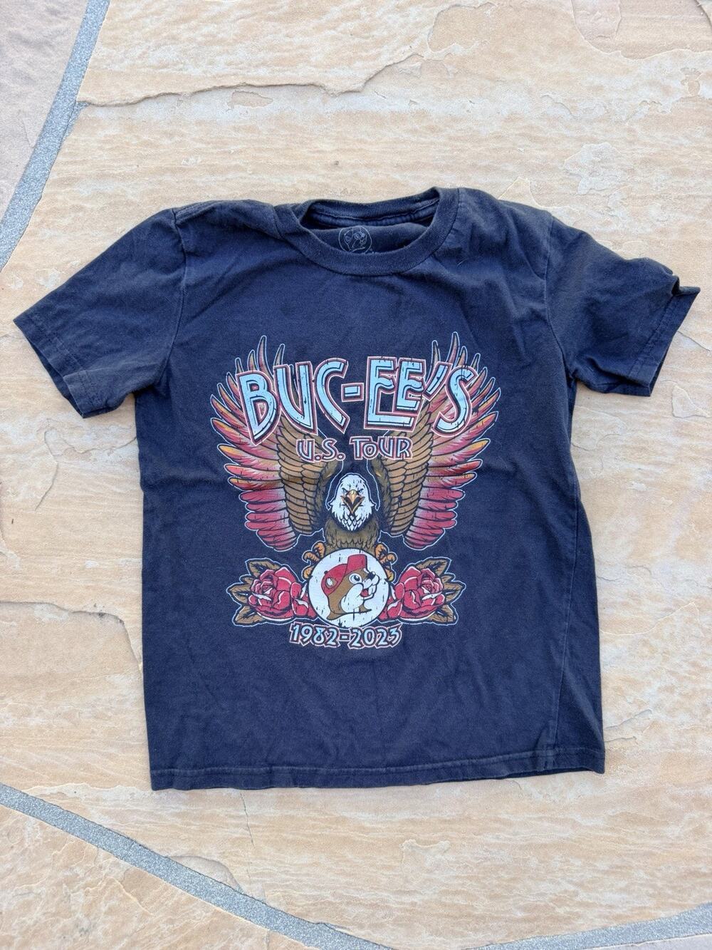 Buc-ee's US Tour 1982-2023 Graphic T-Shirt Youth Small Black Eagle Roses